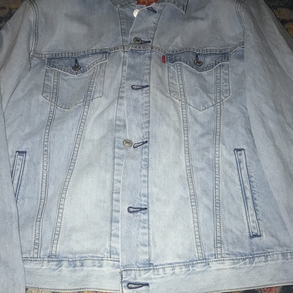 New light wash Levi’s Boyfriend Trucker Jacket - Picture 5 of 14